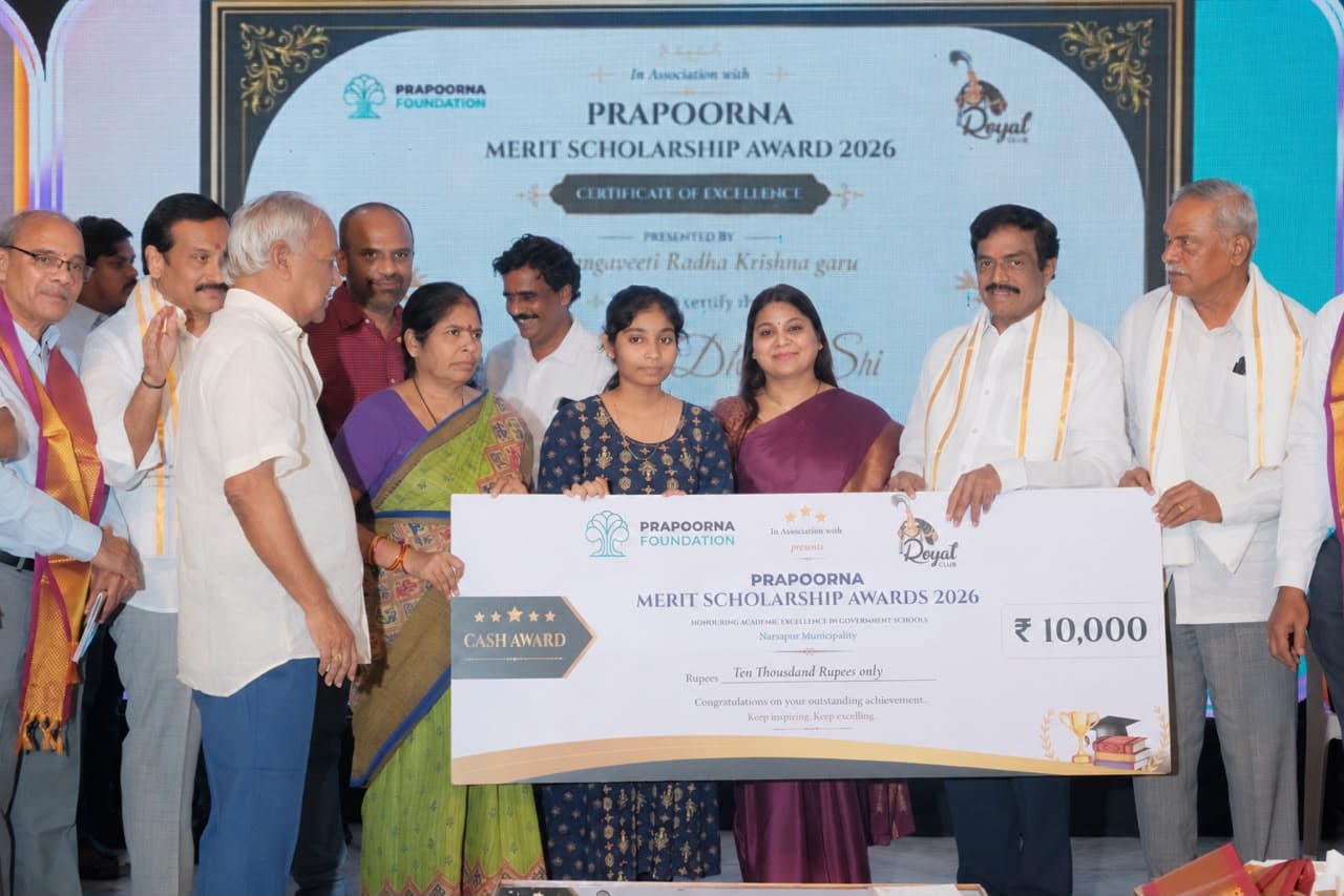 A student receiving a Prapoorna Foundation merit scholarship award in 2026.
